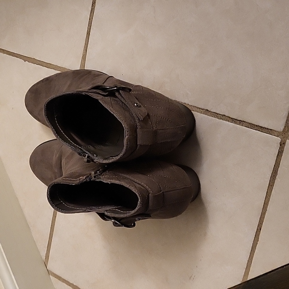 Shoes - Picture 4 of 4